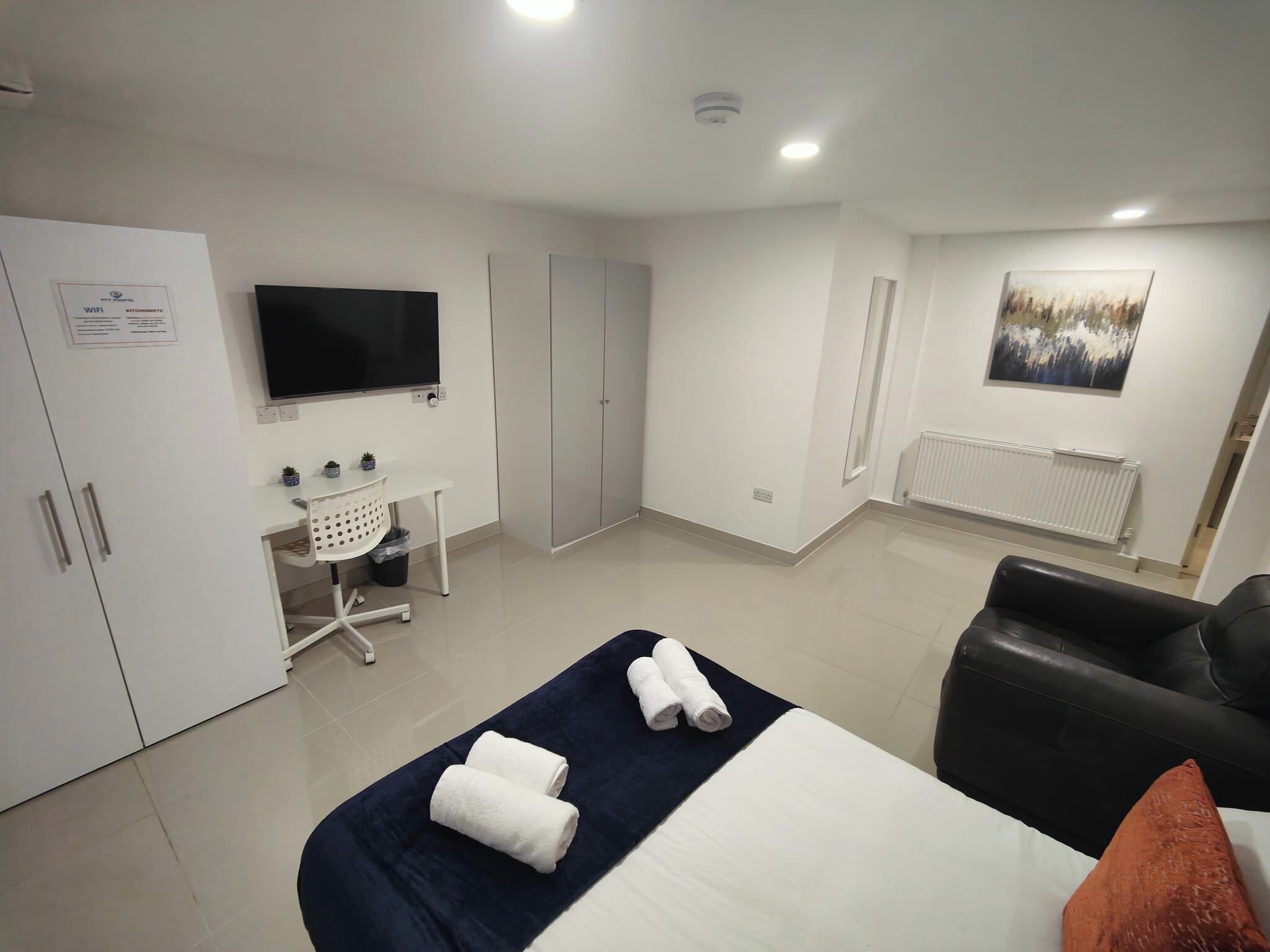 3 bedrooms, iron/ironing board, WiFi, bed sheets