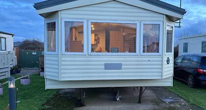 3 Bedroom Caravan - Sleeps 6, Pool & Garden