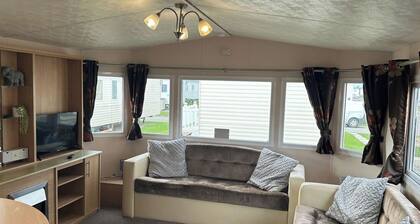 3 Bedroom Caravan - Sleeps 6, Pool & Garden