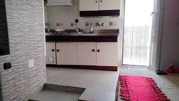 Een koelkast, een microgolfoven, een kookplaat