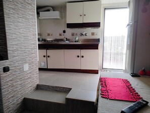 Kjøleskap, mikrobølgeovn, kokeplater og kaffetrakter/tekoker