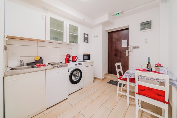 Fridge, microwave, stovetop, coffee/tea maker