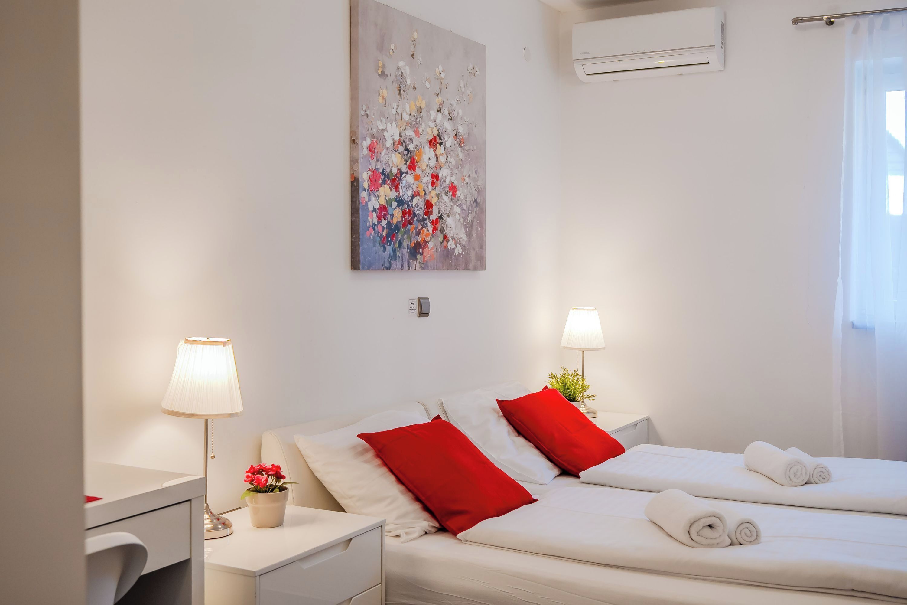 Tabla de planchar con plancha, wifi gratis y ropa de cama 