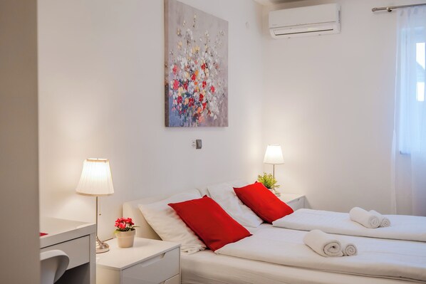 Iron/ironing board, free WiFi, bed sheets