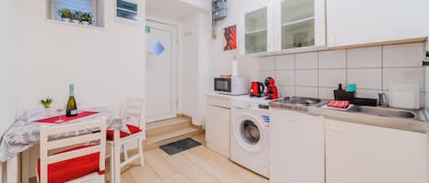 Frigorífic, microones, placa de cuina i cafetera i tetera