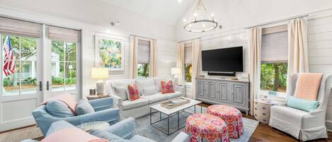 Smart-tv, een open haard en een kantoor