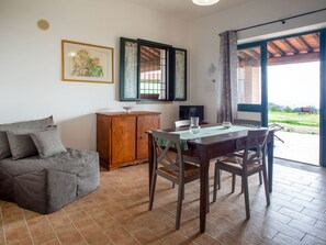 Een televisie en tafelvoetbal