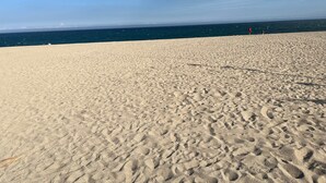 A sandy beach with footprints and a clear blue sky. - Mobile Home 'Chez Sylvie' with Shared Pool, Wi-Fi, and Air Conditioning (Argelès-sur-Mer)