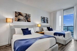 5 bedrooms, iron/ironing board, WiFi, bed sheets - Cozy Canal View Studio Private Balcony Pool 2208 (Hallandale Beach)