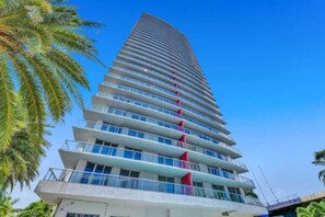 Exterior - Cozy Canal View Studio Private Balcony Pool 2208 (Hallandale Beach)