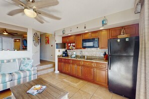 Kjøleskap, mikrobølgeovn, kokeplater og kaffetrakter/tekoker