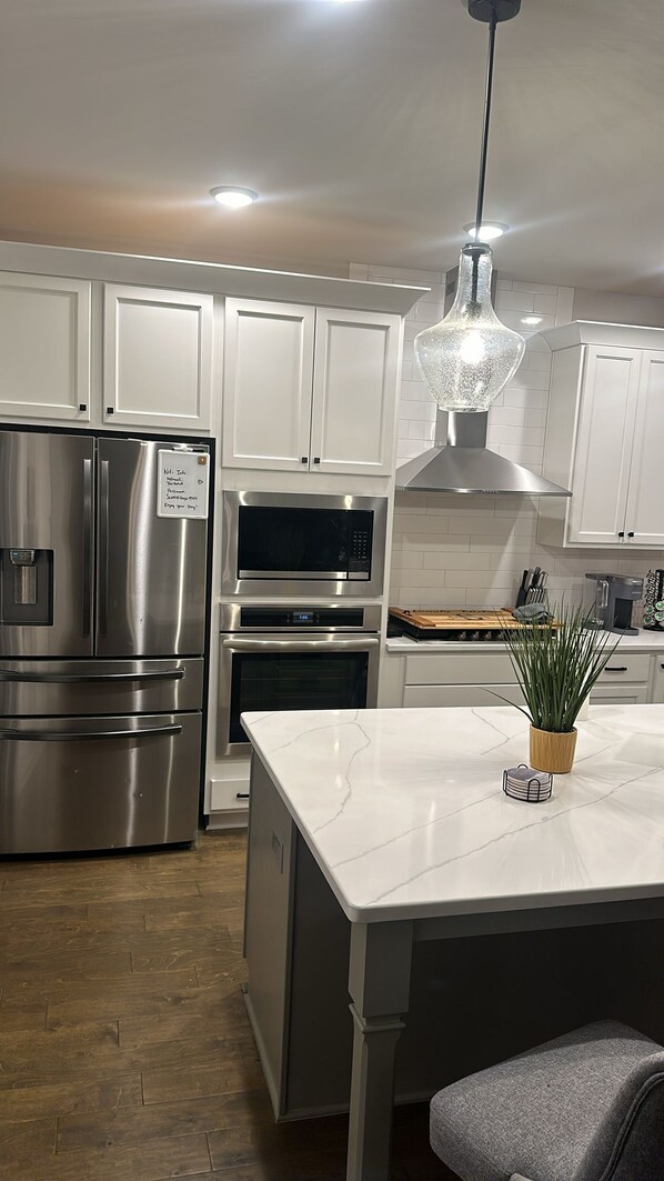 Kjøleskap, mikrobølgeovn, ovn og kokeplater