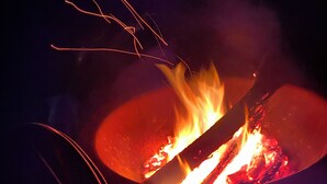 Ein Lagerfeuer mit sichtbaren Flammen und Funken.