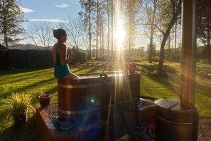 Outdoor spa tub - Fiery Peak Glampsite with Stargazing & Hot tub (Geraldine)