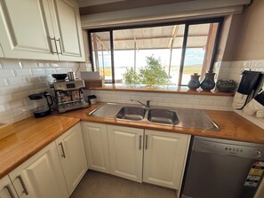 Frigorífico, microondas, horno y placa de cocina