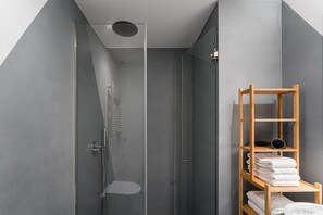 Dusche, Haartrockner, Handtücher