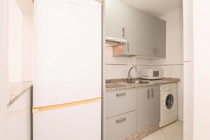 Kühlschrank, Mikrowelle, Herdplatte, Wasserkocher mit Kaffee-/Teezubehör
