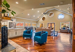 Smart TV, fireplace, table tennis, stereo