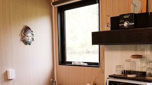 Una cocina compacta con fregadero, microondas y lavavajillas.