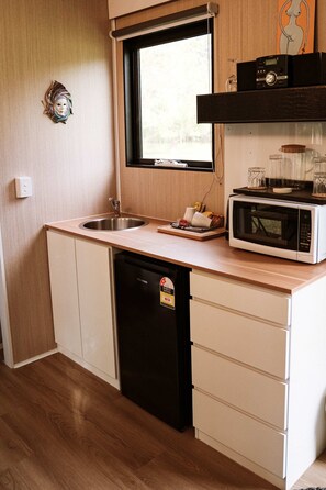 R éfrigérateur, micro-ondes, plaque de cuisson, grille-pain