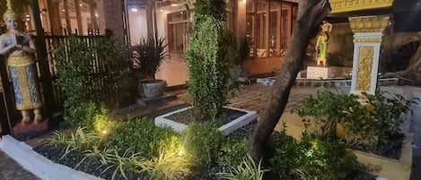 高级平房, 1 张特大床, 花园景观 | 花园景观