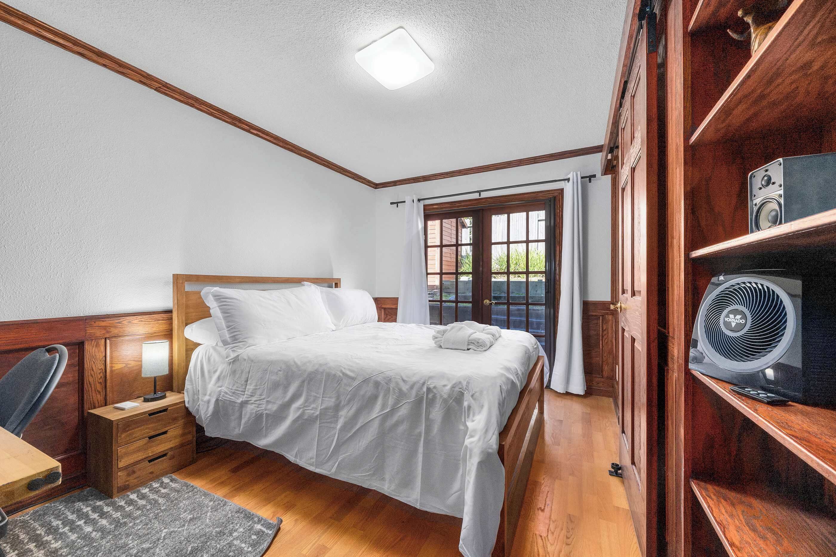 3 bedrooms, desk, WiFi, bed sheets