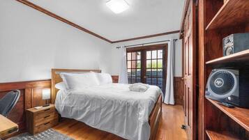 3 bedrooms, desk, WiFi, bed sheets