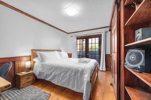 3 bedrooms, desk, WiFi, bed sheets