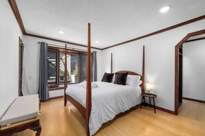 3 室のベッドルーム、デスク、WiFi、ベッドシーツ