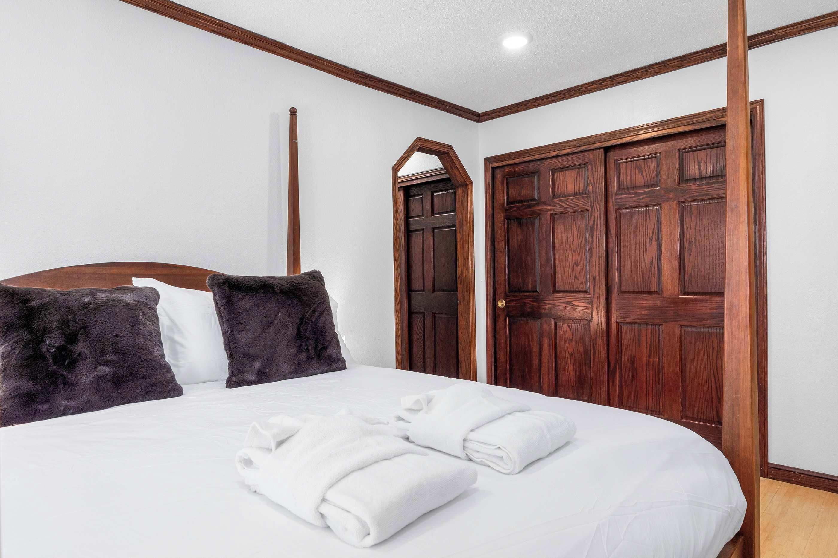 3 bedrooms, desk, WiFi, bed sheets