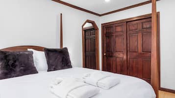 3 bedrooms, desk, WiFi, bed sheets