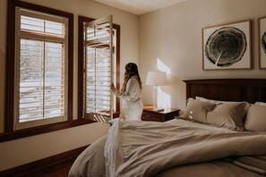 6 bedrooms, desk, iron/ironing board, travel cot