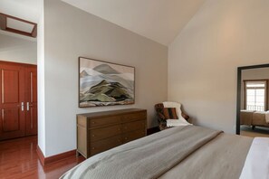 6 bedrooms, desk, iron/ironing board, travel crib