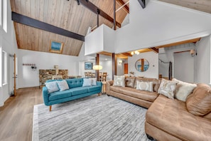 TV, fireplace, offices - Tahoe City Vacation Rental with Fireplace and Deck (Tahoe City)