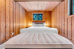 3 bedrooms, desk, WiFi, bed sheets - Tahoe City Vacation Rental with Fireplace and Deck (Tahoe City)