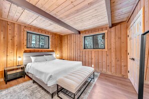 3 bedrooms, desk, WiFi, bed sheets
