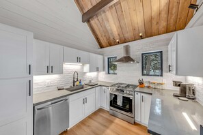 Fridge, microwave, oven, stovetop - Tahoe City Vacation Rental with Fireplace and Deck (Tahoe City)