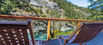 Smith River-front Retreat / Private, Peaceful Escape Near Redwoods