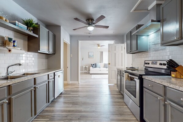 Refrigerador, horno, placa de cocina, lavavajillas