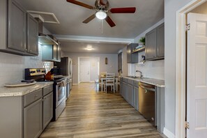 Refrigerador, horno, placa de cocina, lavavajillas