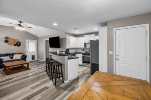 Interior - Charming 3-bedroom house w/KING Bed in Prime Location of Owasso w/WiFi (Owasso)