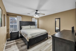 3 bedrooms, iron/ironing board, travel cot, free WiFi - Charming 3-bedroom house w/KING Bed in Prime Location of Owasso w/WiFi (Owasso)