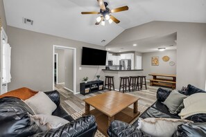 Smart TV - Charming 3-bedroom house w/KING Bed in Prime Location of Owasso w/WiFi (Owasso)