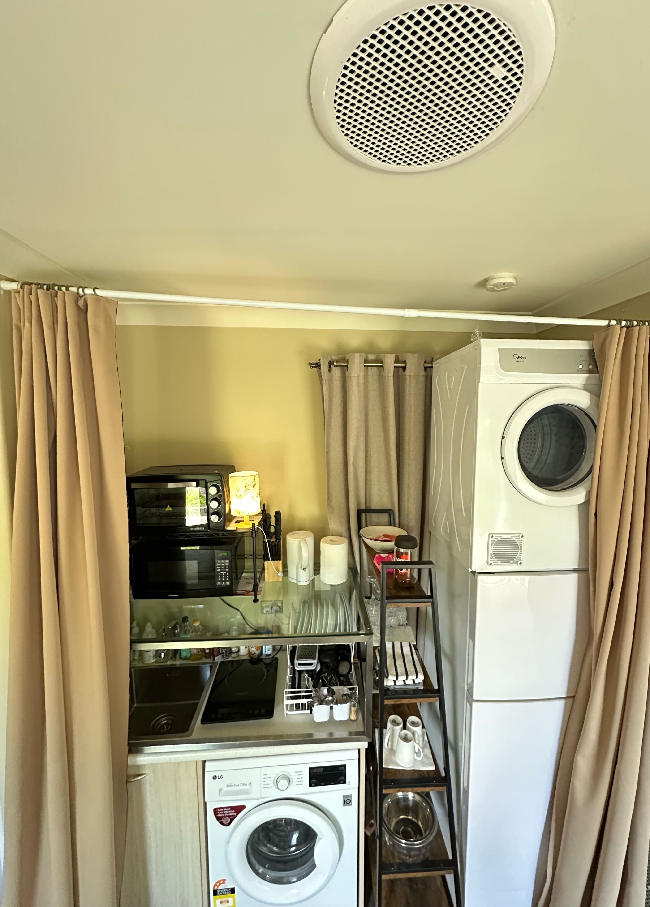 Jääkaappi, mikroaaltouuni, uuni, liesi