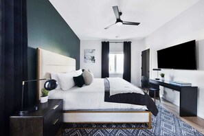 8 chambres, bureau, fer et planche à repasser, lit de bébé portatif