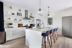 Réfrigérateur, four à micro-ondes, un four, surface de cuisson