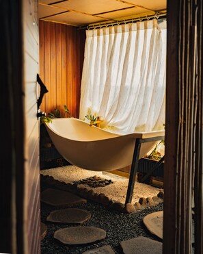 Secador de pelo, pantuflas, bidet, toallas