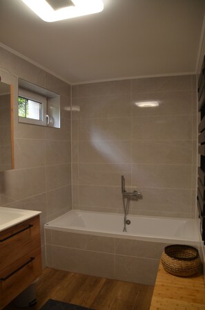 Secador de pelo, toallas, papel higiénico