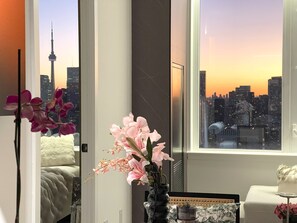 مكتب ومساحة عمل للكمبيوتر المحمول وواي فاي مجانًا وملاءات أسرّة