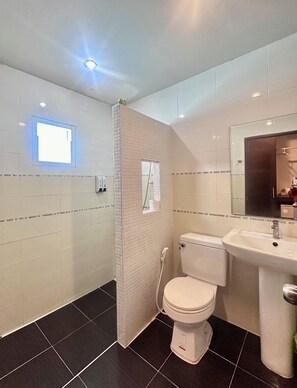 Shower, towels, soap, shampoo - The leaf&pool hostel (Koh Lan)